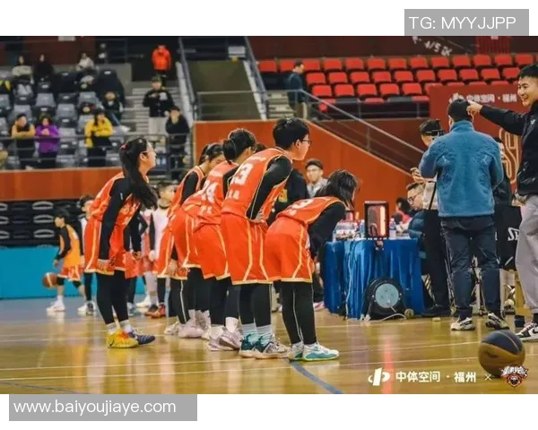 用篮球点燃青春激情描绘团队合作与拼搏精神的运动魅力