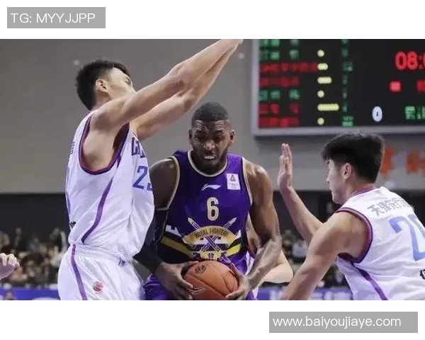 南京同曦与广东宏远激战正酣谁将赢得这场篮球巅峰对决